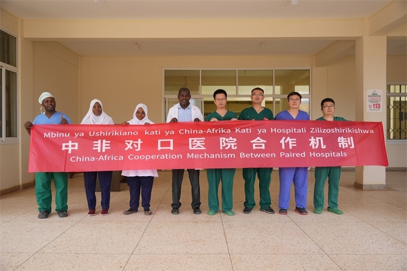 醫(yī)療隊隊隊員和基文吉區(qū)醫(yī)院院長（左四）及醫(yī)護人員合影。中國援桑醫(yī)療隊供圖