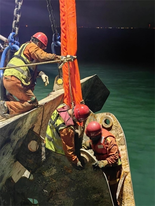 工作人員正在修理橫移錨纜。 “天鯤號(hào)”供圖