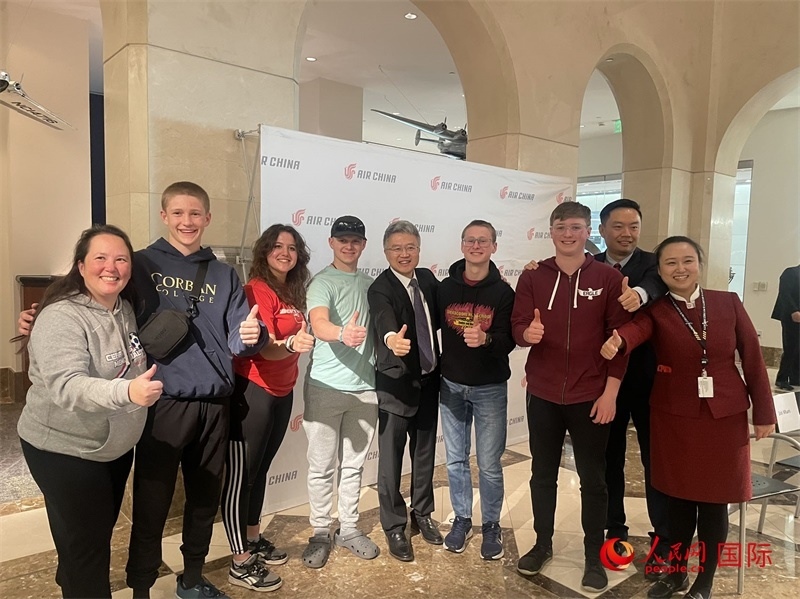 師生們出發(fā)前與國航工作人員合影留念。人民網(wǎng)記者 鄧圩攝