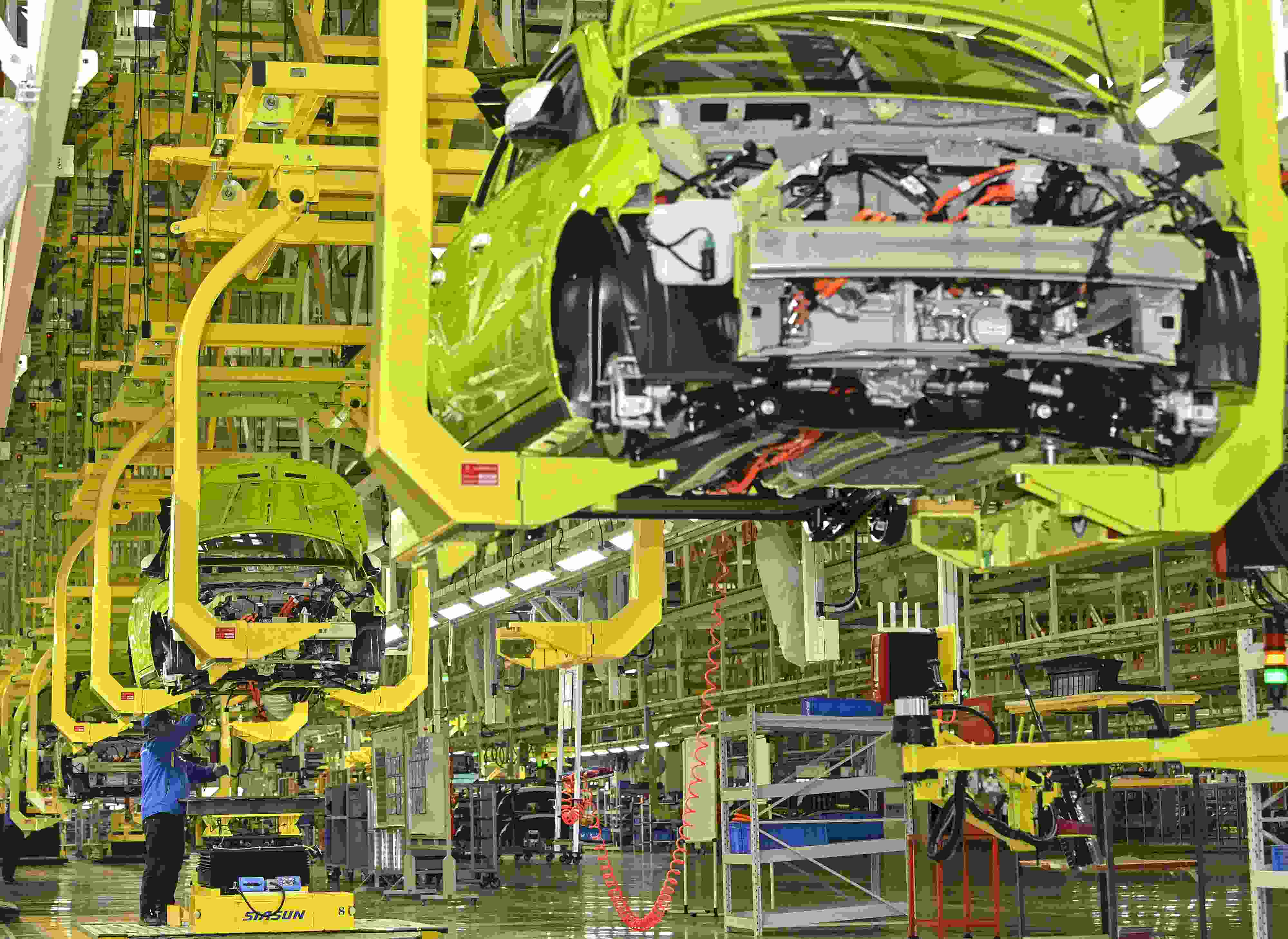 △ 2024年2月27日，一家新能源汽車公司的總裝車間生產(chǎn)線上，工人正在加緊生產(chǎn)趕訂單。