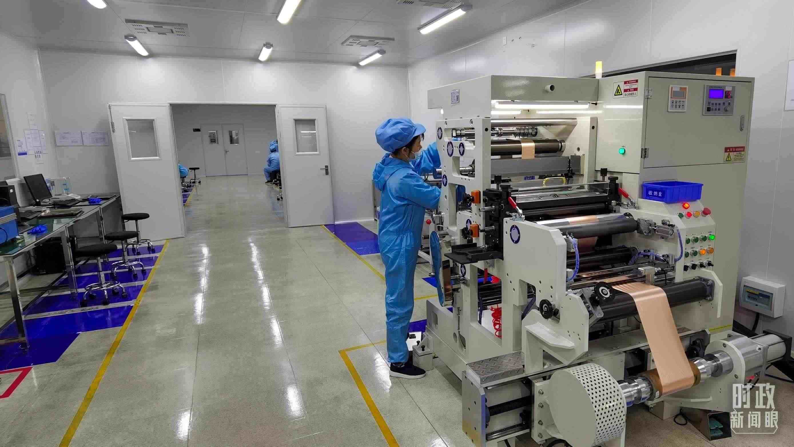 △企業(yè)員工將冷壓后的極片裁出規(guī)定尺寸，用于鋰電池制作。（總臺央視記者郭鴻拍攝）