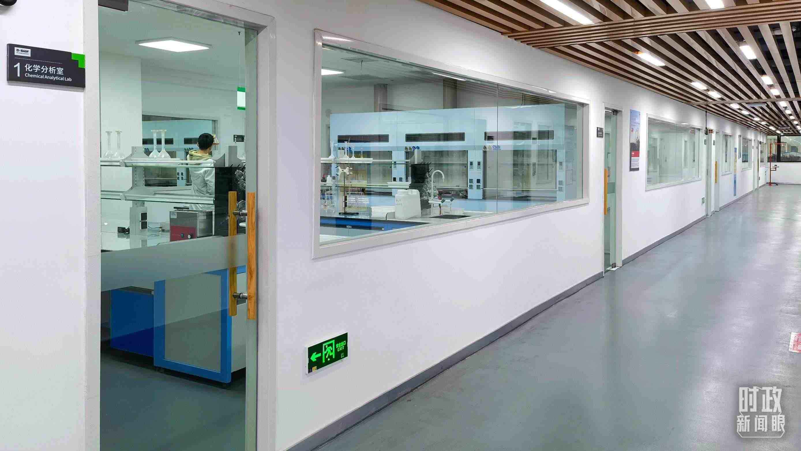 △巴斯夫杉杉電池材料有限公司化學(xué)分析室。（總臺央視記者石丞拍攝）