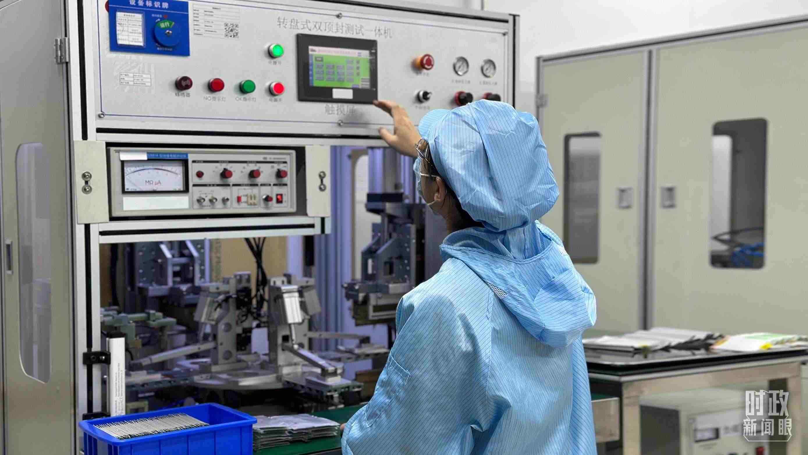 △企業(yè)電池技術(shù)中心內(nèi)，員工正在進行電池封裝。（總臺央視記者盧心雨拍攝）