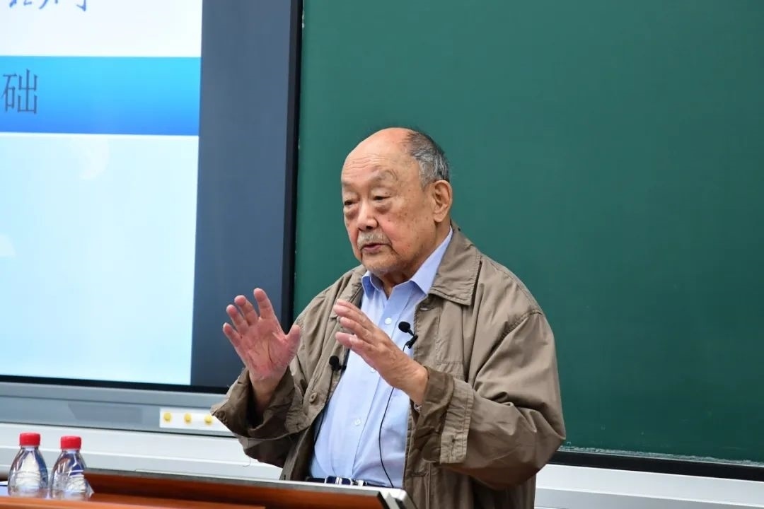 91歲的楊士莪院士“一站到底”為學(xué)生授課。哈爾濱工程大學(xué)供圖