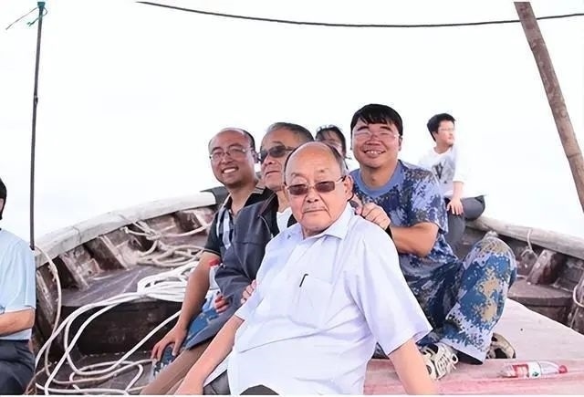 楊士莪院士參加海試。哈爾濱工程大學(xué)供圖