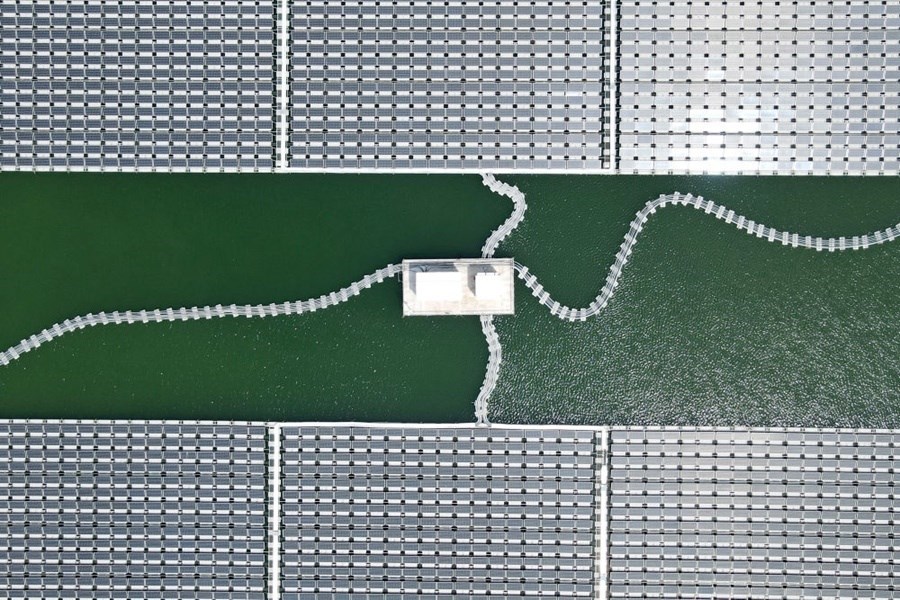 2022年8月25日拍攝的潁上縣毛圩水上光伏電站（無(wú)人機(jī)照片）。近年來(lái)，安徽省阜陽(yáng)市潁上縣古城鎮(zhèn)積極推進(jìn)采煤沉陷區(qū)治理工作，將昔日的采煤沉陷區(qū)建設(shè)成水上光伏電站，既減少占用土地面積，又能生產(chǎn)清潔能源。