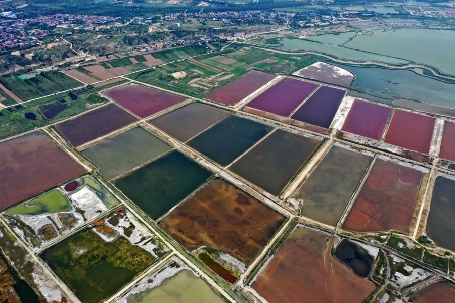 這是2023年7月11日拍攝的山西運(yùn)城鹽湖一角（無(wú)人機(jī)照片）。按照“生態(tài)優(yōu)先、保護(hù)為主、適度開(kāi)發(fā)”的原則，2020年9月，運(yùn)城市全面停止鹽湖范圍內(nèi)的工業(yè)生產(chǎn)活動(dòng)。近年來(lái)，千年鹽湖正在向生態(tài)保護(hù)、風(fēng)貌重塑、產(chǎn)業(yè)轉(zhuǎn)型、全域旅游的“綠色發(fā)展”轉(zhuǎn)變。