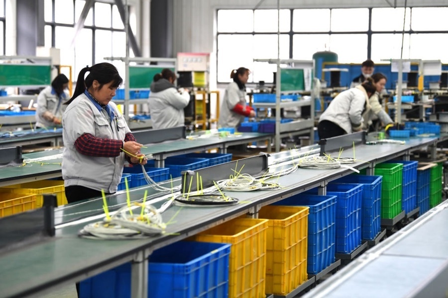 2022年2月16日，工作人員在安徽省滁州市汊河軌道交通裝備產(chǎn)業(yè)園的一家軌道交通裝備企業(yè)生產(chǎn)線(xiàn)上忙碌。安徽省滁州市來(lái)安縣汊河鎮(zhèn)地處皖蘇交界，緊鄰南京市江北新區(qū)。近年來(lái)，來(lái)安縣成為承接南京產(chǎn)業(yè)轉(zhuǎn)移的前沿陣地，汊河這個(gè)曾經(jīng)的傳統(tǒng)農(nóng)業(yè)小鎮(zhèn)緊抓機(jī)遇，開(kāi)始深度融入長(zhǎng)三角，參與產(chǎn)業(yè)協(xié)作分工。產(chǎn)業(yè)園吸引了越來(lái)越多長(zhǎng)三角地區(qū)軌道交通企業(yè)入駐，形成了鐵路客車(chē)、城際軌道零部件研發(fā)、生產(chǎn)、銷(xiāo)售的產(chǎn)業(yè)集群。