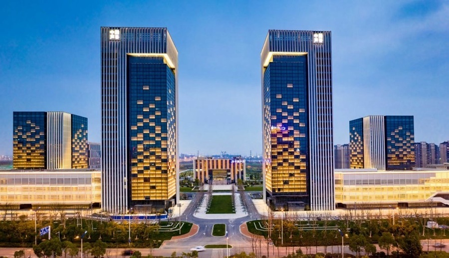 這是2019年3月13日拍攝的位于安徽合肥的中國(guó)聲谷產(chǎn)業(yè)園（無(wú)人機(jī)照片）。截至2024年，中國(guó)聲谷入駐企業(yè)超過(guò)2000戶(hù)，年產(chǎn)值超過(guò)2000億元，形成以智能語(yǔ)音及人工智能產(chǎn)業(yè)為核心的新一代信息技術(shù)產(chǎn)業(yè)集群。