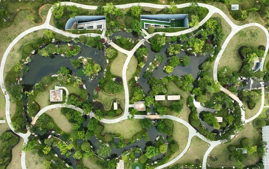 這是2023年6月15日拍攝的以“地上花園+地下治污”設(shè)計(jì)理念建設(shè)的九江市雙溪公園（無(wú)人機(jī)照片）。近年來(lái)，江西省九江市啟動(dòng)中心城區(qū)水環(huán)境綜合整治工程，通過(guò)地下污水治理、岸線(xiàn)生態(tài)修復(fù)、興建“公園式”污水處理廠(chǎng)、城市智慧管網(wǎng)管控等措施，改善水環(huán)境，城市面貌煥然一新。