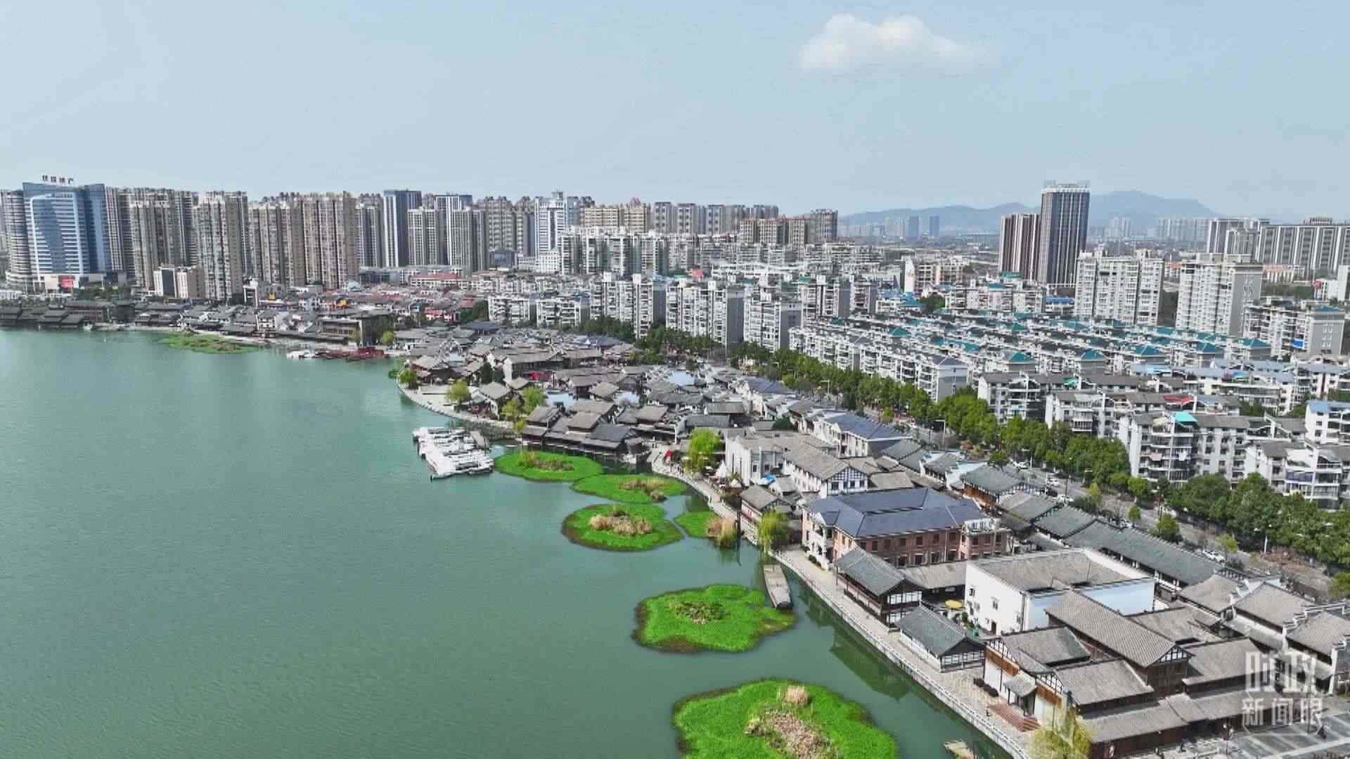 △沅江江畔，常德河街與現(xiàn)代建筑交相輝映。（總臺央視記者范凱拍攝）