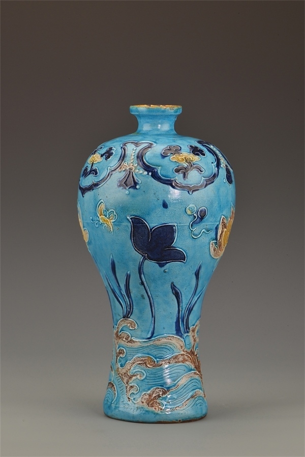 一號(hào)沉船出水的琺華彩蓮紋梅瓶。中國(guó)文物報(bào)社供圖