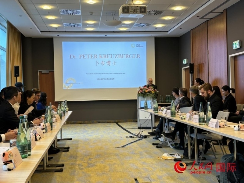 在成都文化旅游（柏林）推介座談會(huì)上，德中友好協(xié)會(huì)聯(lián)合會(huì)主席卜布致辭。人民網(wǎng)記者張慧中攝