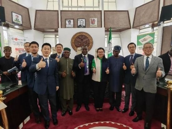 3月21日，與會(huì)嘉賓在首屆拉各斯論壇現(xiàn)場合影留念。（圖片由中國駐拉各斯總領(lǐng)事館提供）