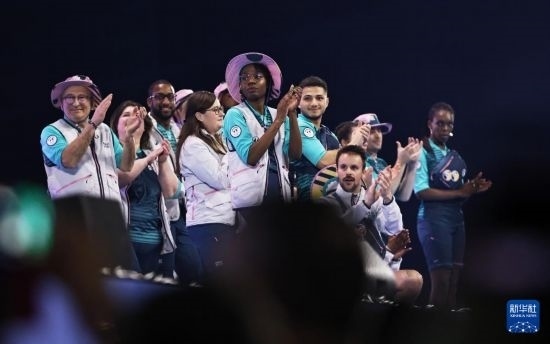 3月23日，模特在巴黎奧運會志愿者大會上展示志愿者制服。新華社記者 高靜 攝