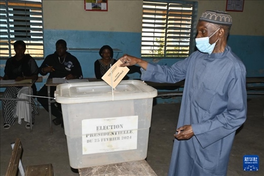 3月24日, 選民在塞內(nèi)加爾首都達(dá)喀爾的一處投票站投票。新華社發(fā)（登巴·蓋伊攝）