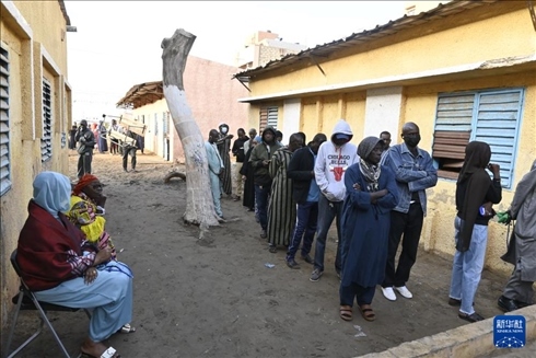 3月24日, 選民在塞內(nèi)加爾首都達(dá)喀爾的一處投票站前排隊(duì)。新華社發(fā)（登巴·蓋伊攝）