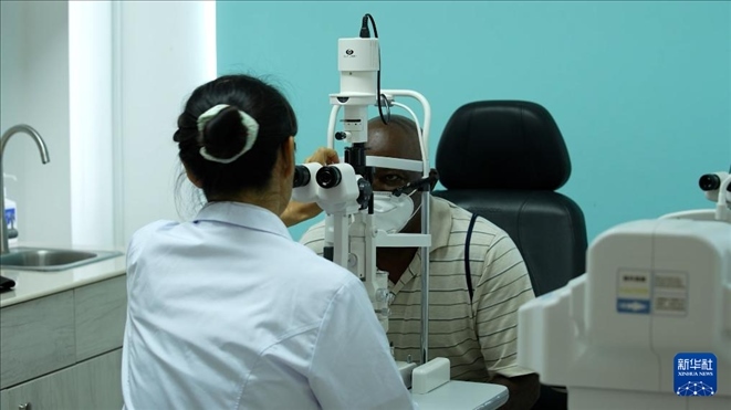 3月4日，在多米尼克羅索的中多友誼醫(yī)院眼科中心，援多醫(yī)療隊成員、南方醫(yī)科大學(xué)第三附屬醫(yī)院眼科主治醫(yī)師魯志卿為病人做檢查。新華社記者 王朝 攝