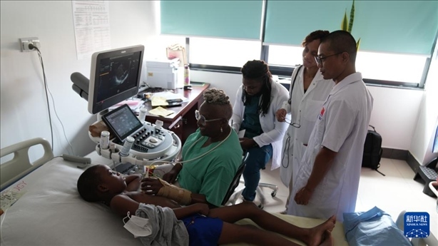 3月4日，在多米尼克羅索的中多友誼醫(yī)院，援多醫(yī)療隊成員、南方醫(yī)科大學(xué)第五附屬醫(yī)院心血管內(nèi)科主治醫(yī)師駱志鵬與當(dāng)?shù)蒯t(yī)生共同診療。新華社記者 王朝 攝