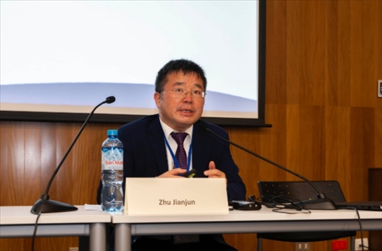 上海外國語大學(xué)國際文化交流學(xué)院副院長朱建軍做專題講座。（秘魯天主教大學(xué)孔子學(xué)院供圖）