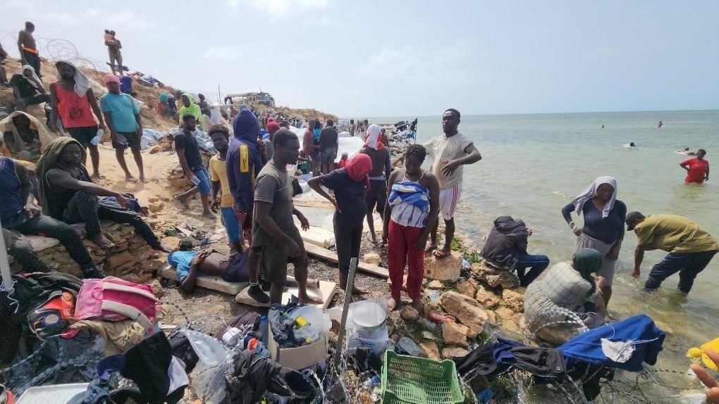 2023年7月26日，在突尼斯與利比亞邊境的艾季迪爾角，眾多移民滯留在地中海海岸邊。新華社發(fā)（哈姆扎·圖爾基亞攝）