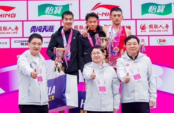 無錫市人民政府副秘書長顧文龍，無錫市體育局黨組書記、副局長楊宇華，海瀾集團(tuán)黨委副書記、副總裁江南共同為全國馬拉松錦標(biāo)賽（第一站）男子組前3名頒獎。受訪者供圖