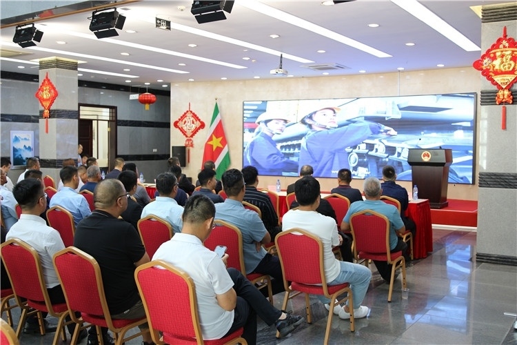 當(dāng)?shù)貢r(shí)間3月26日下午，中國品牌重型機(jī)械、載重車輛宣傳推介會在中國駐蘇里南大使館舉行。圖為宣介會現(xiàn)場。中國駐蘇里南大使館供圖