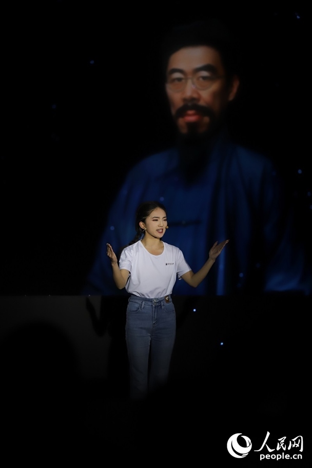 數(shù)字人“聞一多”與青年學(xué)生隔空對話。人民網(wǎng)記者 李發(fā)興攝