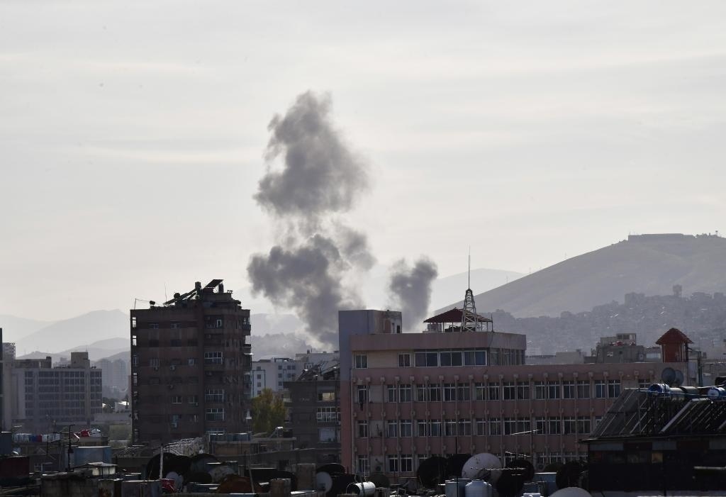 這是4月1日在敘利亞首都大馬士革拍攝的爆炸后升起的濃煙。新華社發(fā)（阿瑪爾攝）