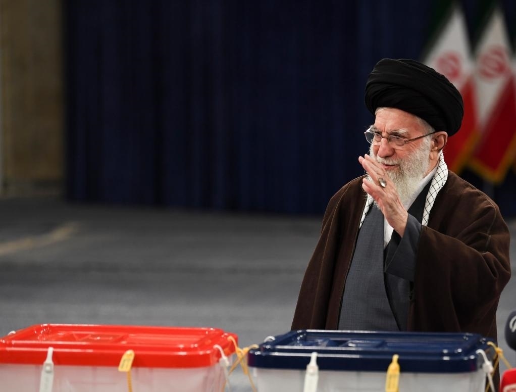 3月1日，在伊朗首都德黑蘭，伊朗最高領袖哈梅內(nèi)伊在設于領袖府內(nèi)的投票站投票。新華社記者沙達提攝