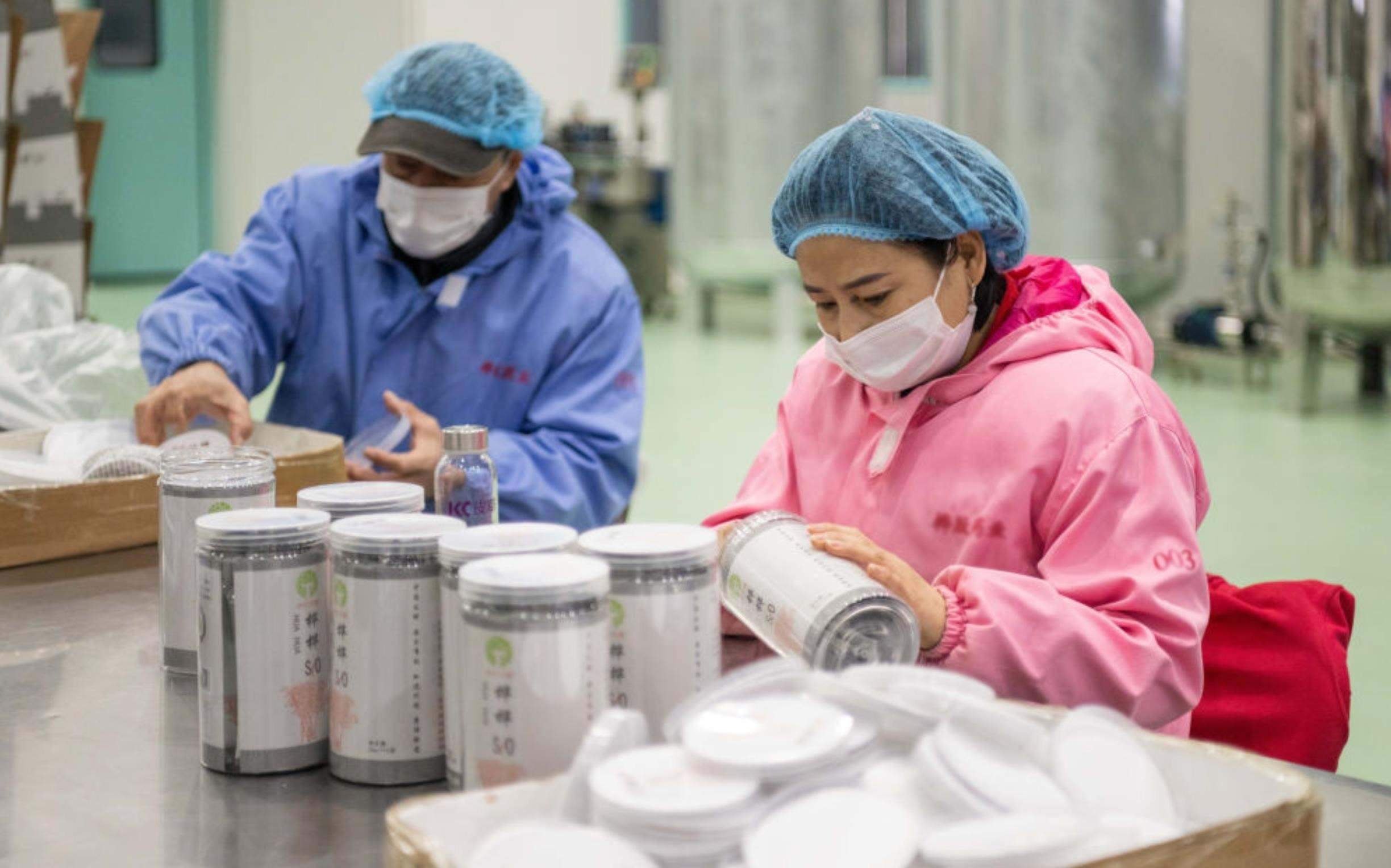 △2024年3月12日，黑龍江伊春一家公司內(nèi)，工作人員在包裝樺樹(shù)汁相關(guān)產(chǎn)品。