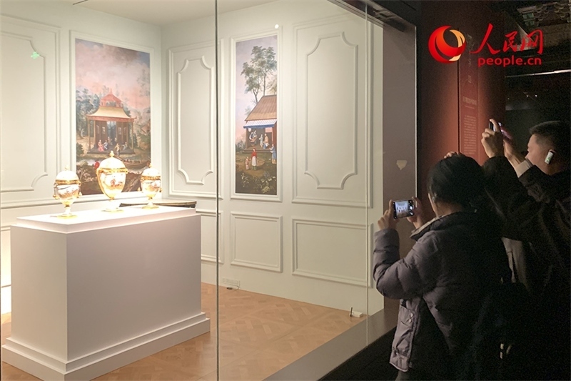 游客正在參觀展覽。人民網(wǎng)記者 韋衍行攝