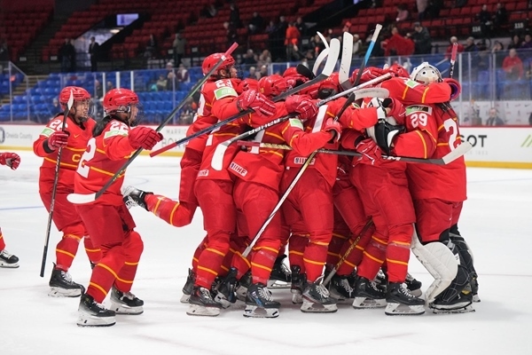 中國隊(duì)?wèi)c祝比賽勝利。圖片來源：國際冰聯(lián)