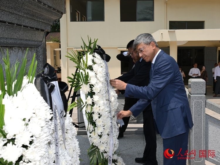 陳海大使向中國(guó)遠(yuǎn)征軍紀(jì)念碑敬獻(xiàn)花籃。人民網(wǎng)記者 謝佳君攝