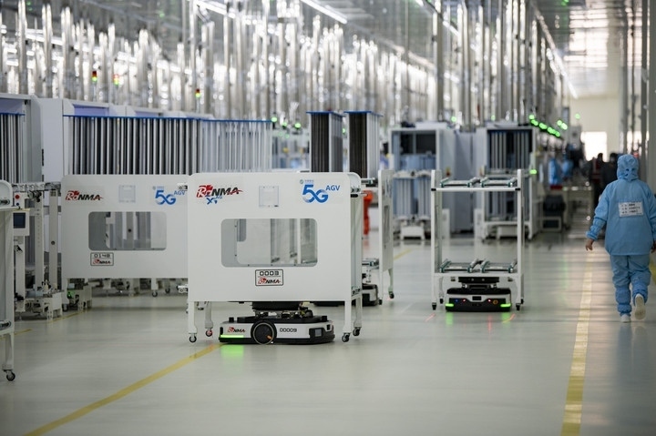 2024年1月10日，在位于浙江省金華市金義新區(qū)的潤馬光能集團(tuán)金華工廠智能化生產(chǎn)車間里，AGV（自動導(dǎo)引運輸）小車忙碌穿梭在生產(chǎn)單元之間。圖源新華社