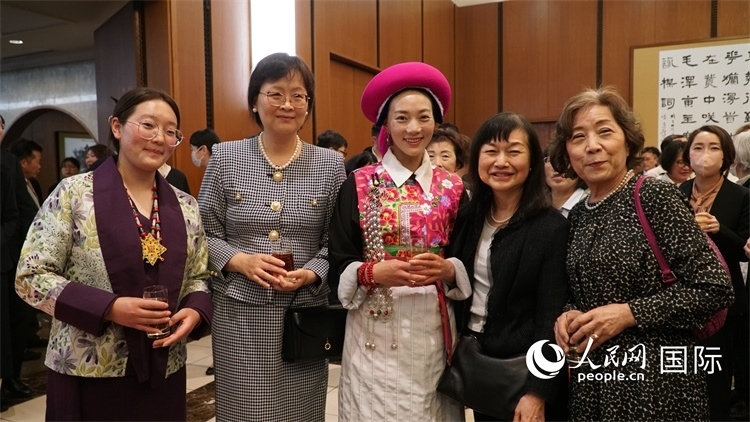 來賓與茨姆等人熱烈交流并合影留念。人民網(wǎng) 蔣曉辰攝