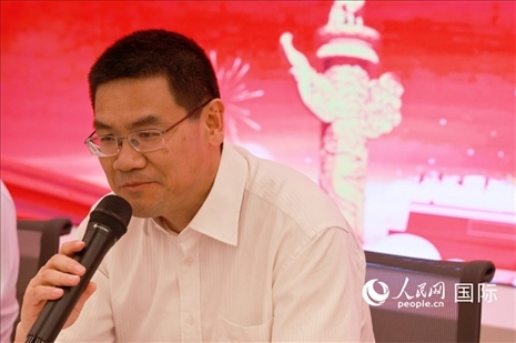 北京海外聯(lián)誼會會長楊晉柏在座談會上致辭。人民網(wǎng)記者 陳海琪攝