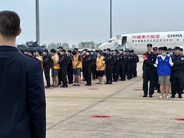 中國籍涉賭詐違法犯罪嫌疑人從柬埔寨被押解回國。人民網(wǎng)記者 郝萍攝