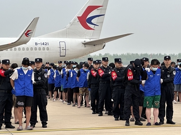 中國籍涉賭詐違法犯罪嫌疑人從柬埔寨被押解回國。人民網(wǎng)記者 郝萍攝