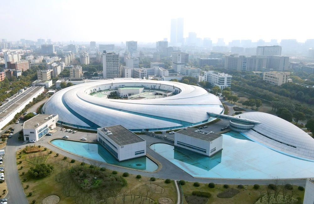 空中俯瞰位于上海張江科學(xué)城的上海光源（2024年2月27日攝，無人機照片）。