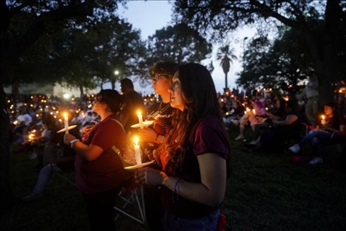 2023年5月24日，在美國(guó)得克薩斯州小城尤瓦爾迪，人們參加守夜儀式悼念校園槍擊遇害者。新華社記者吳曉凌攝