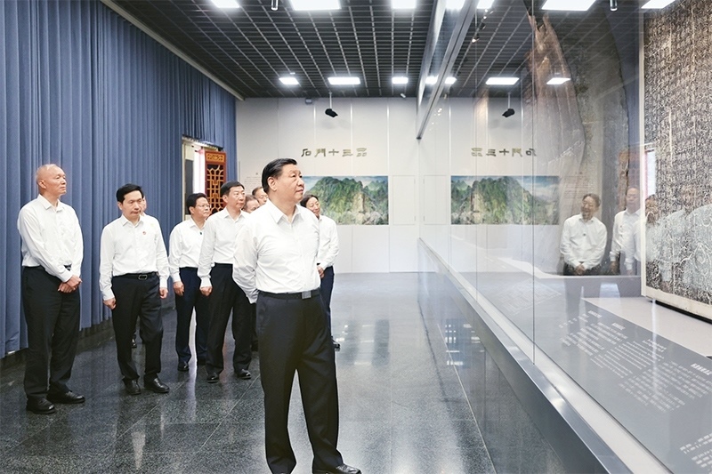 2023年7月29日，中共中央總書記、國家主席、中央軍委主席習(xí)近平在四川考察結(jié)束返京途中，來到陜西省漢中市考察。這是習(xí)近平參觀漢中市博物館有關(guān)歷史文物展陳。 新華社記者 鞠鵬/攝