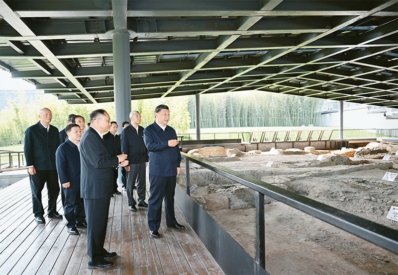 2023年10月10日至13日，中共中央總書記、國家主席、中央軍委主席習(xí)近平在江西考察。這是11日上午，習(xí)近平在景德鎮(zhèn)市陶陽里歷史文化街區(qū)南麓遺址考察。 新華社記者 謝環(huán)馳/攝