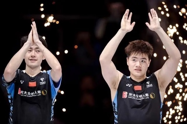 4月14日，梁偉鏗（右）/王昶在頒獎儀式上。 新華社記者 江漢攝