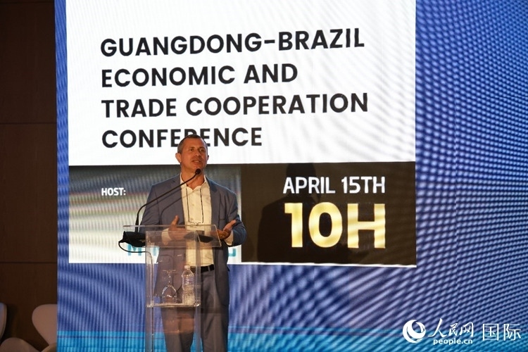 巴西里約州能源和海洋經(jīng)濟(jì)部國(guó)務(wù)秘書(shū)費(fèi)利佩·佩肖托在推介會(huì)上致辭。人民網(wǎng)記者 陳海琪攝