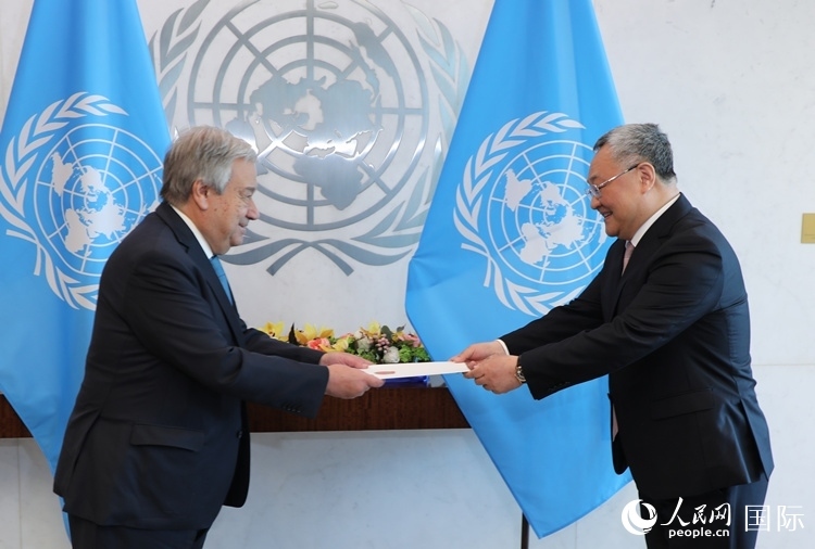 4月16日，中國(guó)新任常駐聯(lián)合國(guó)代表、特命全權(quán)大使傅聰在紐約聯(lián)合國(guó)總部向聯(lián)合國(guó)秘書(shū)長(zhǎng)古特雷斯遞交了全權(quán)證書(shū)。 人民網(wǎng)記者 李志偉攝