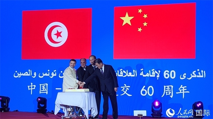 與會(huì)嘉賓共同切紀(jì)念蛋糕，從左至右分別為突尼斯國(guó)家旅游局局長(zhǎng)侯賽因、突尼斯駐華大使阿迪勒·阿拉比、外交部副部長(zhǎng)鄧勵(lì)、中國(guó)人民對(duì)外友好協(xié)會(huì)副會(huì)長(zhǎng)李?？?。人民網(wǎng)記者 萬(wàn)宇攝