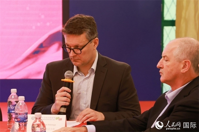 中巴友好協(xié)會主席恩里克·諾布雷加（左）在座談會上致辭。人民網(wǎng)記者 陳海琪攝
