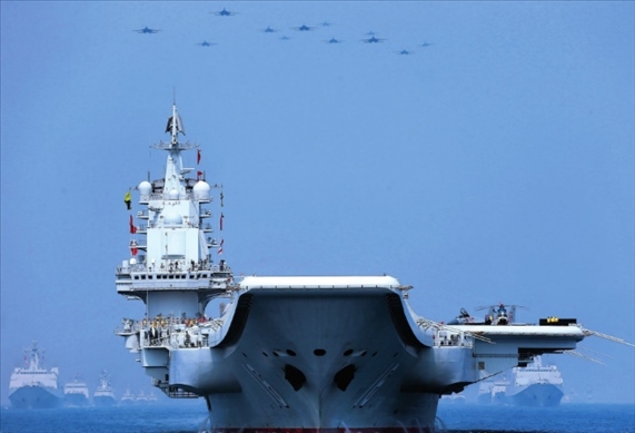 制空作戰(zhàn)梯隊(duì)飛越航母編隊(duì)上空（2018年攝）。 張雷攝
