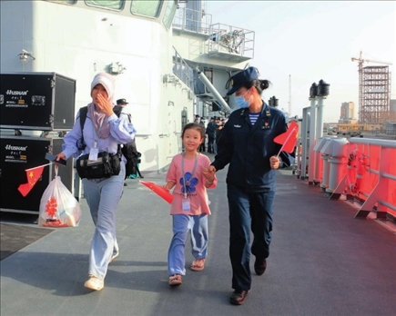 海軍軍艦赴蘇丹緊急撤離我在蘇丹人員。圖為海軍官兵帶領(lǐng)同胞登艦（2023年4月26日攝）。丁家興攝